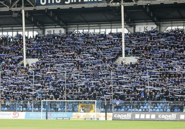 Waldhof Mannheim-Fans halten beim Derby ihre Schals auf der Otto-Siffling-Tribüne hoch.