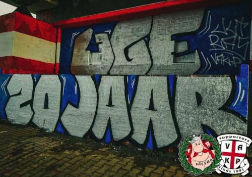 „UGE 20 Jaar“-Graffiti von Twente-Fans.