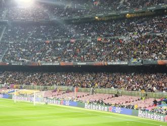 Aus Protest gegen die vielen Eintracht-Fans im Heimbereich blieb der Fansektor der FC Barcelona zu Beginn der 2. Halbzeit leer.