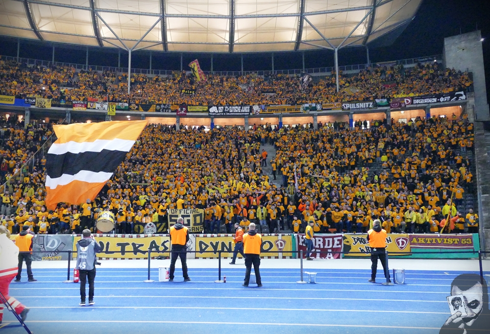 Dynamo-Fans treten in der Relegation in Gelb auf.
