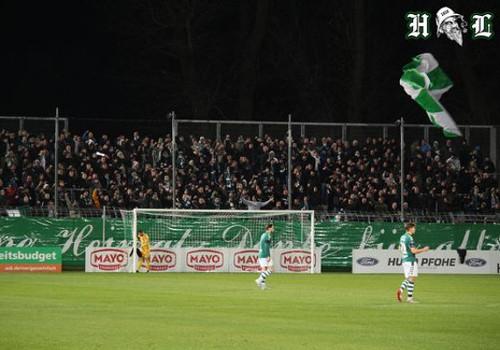 Vorsänger und Lübeck-Fans in der Pappelkurve.