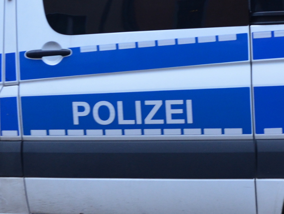Polizei-Schriftzug auf einem Fahrzeug der Polizei.