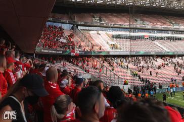 Auseinandersetzungen zwischen Köln- und Nizza-Fans.