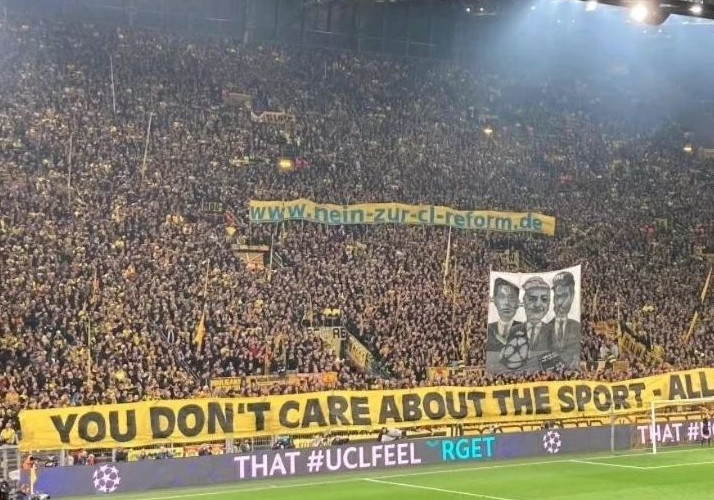„YOU DON‘T CARE ABOUT THE SPORT - ALL YOU CARE IS MONEY!”-Protest der BVB-Fans zu Beginn der 2. Halbzeit.