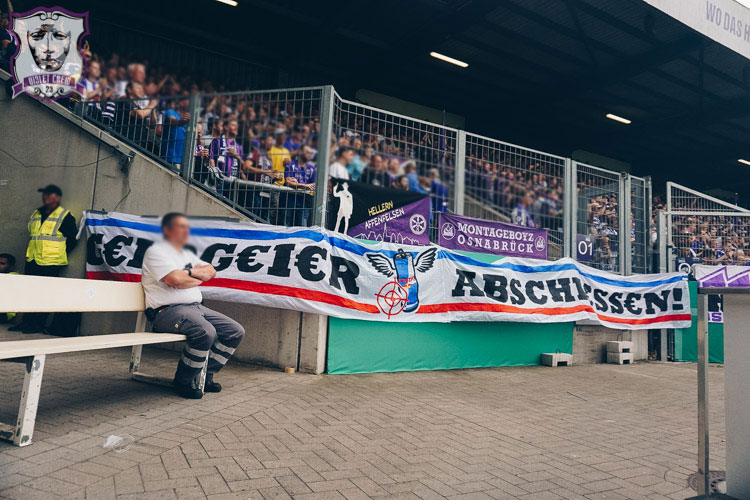 "Geldgeier abschießen"-Banner im Stadion an der Bremer Brück beim Pokalspiel VfL Osnabrück gegen RB Leipzig.