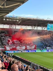 Roter Rauch im Block der in Weiß gekleideten Düsseldorf-Fans.