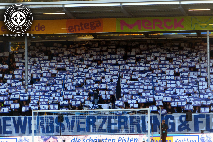 Darmstadt-Fans halten auf der Südtribüne Zettel mit "Nein"-Aufschrift hoch.