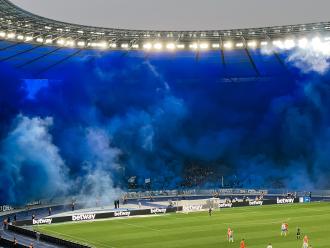 Blauer Rauch vor der Ostkurve Hertha BSC.