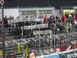 Spruchband der HFC-Fans spielte auf einen nicht nur in München bekannten Song an.