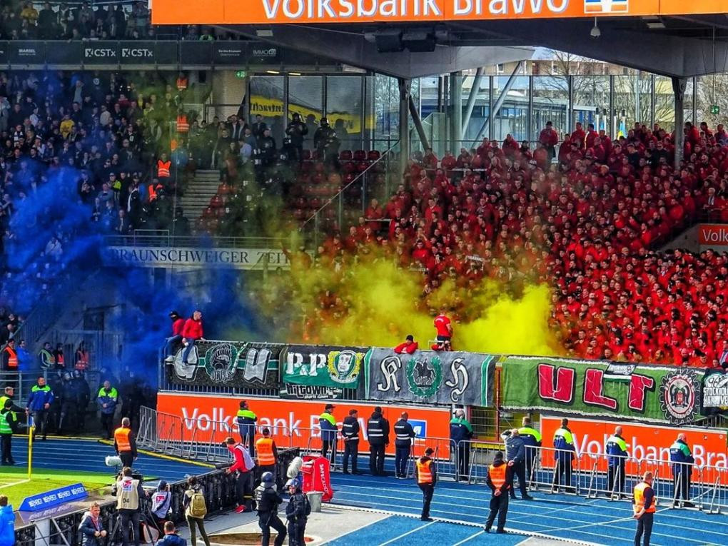 Blauer und gelber Rauch im Block der Hannover 96-Fans beim Niedersachsenderby in Braunschweig.