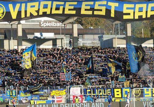 Zaunfahnen und Schals in der ausverkauften Virage Est.