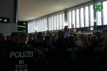 Die Werder-Fans wurden am Bahnhof in Wolfsburg von der Polizei in Empfang genommen und vorm Bahnhof gestoppt.