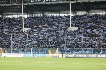 Waldhof Mannheim-Fans halten beim Derby ihre Schals auf der Otto-Siffling-Tribüne hoch.