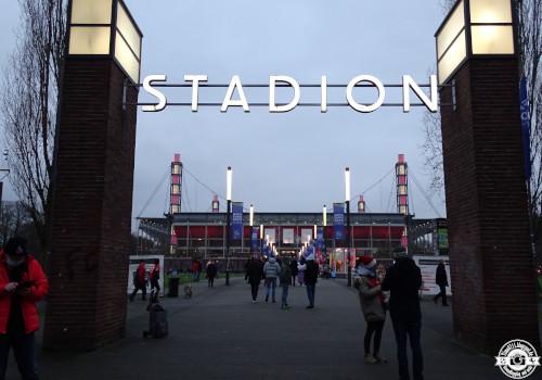 "Stadion"-Schriftzug in Köln. Im Hintergrund das Müngersdorfer Stadion.