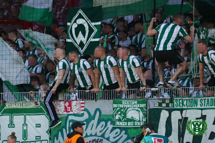 Ultras von Werder Bremen beim Auswärtsspiel auf dem Zaun im Gästeblock der Alten Försterei.