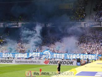 Blauer Rauch der Hertha BSC-Fans am 34. Spieltag in Dortmund.