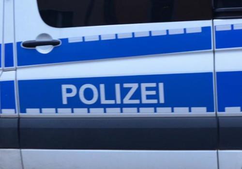 Polizei-Schriftzug auf einem Fahrzeug der Polizei.