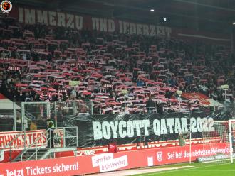 "Boycott Qatar 2022"-Botschaft vor der Hans Jakob Tribüne in Regensburg.