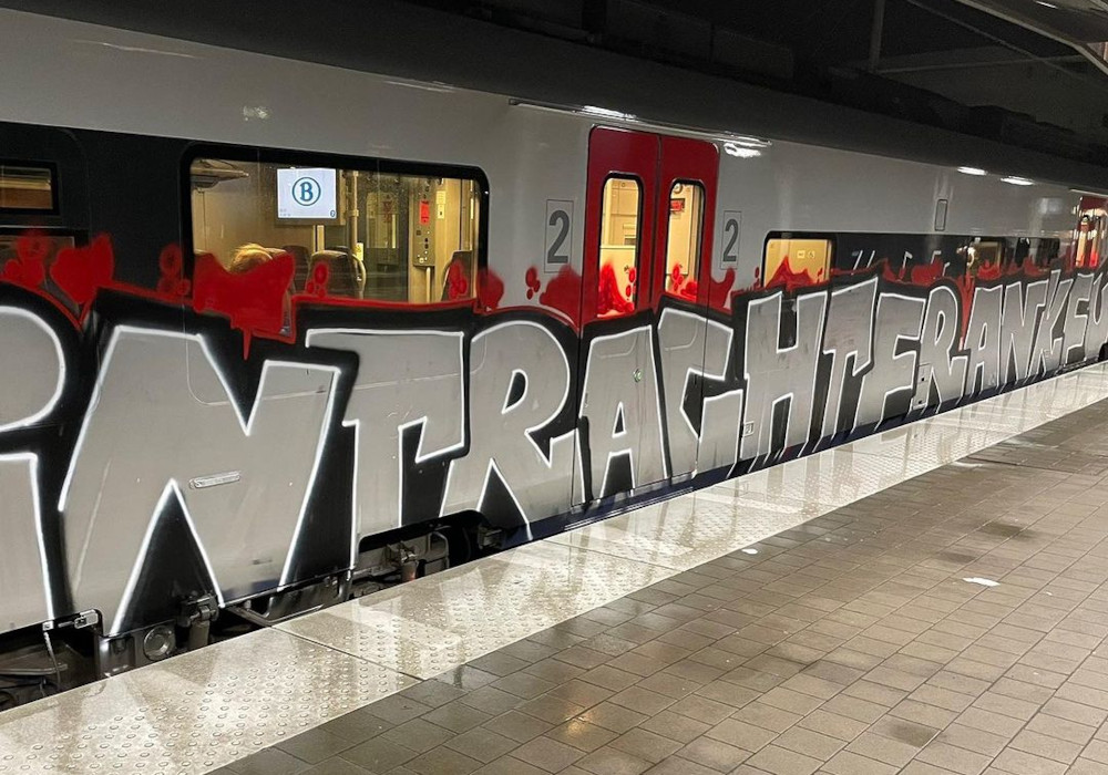 Ultras von Eintracht Frankfurt hinterließen dieses Graffiti an einem belgischen Zug.
