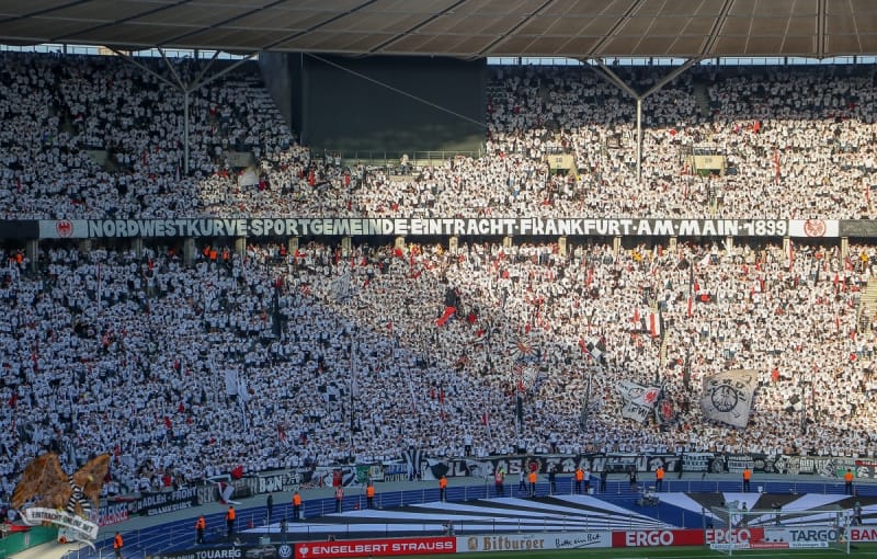 Im Camp Nou will die Nordwestkurve Frankfurt wieder geschlossen in Weiß auftreten.