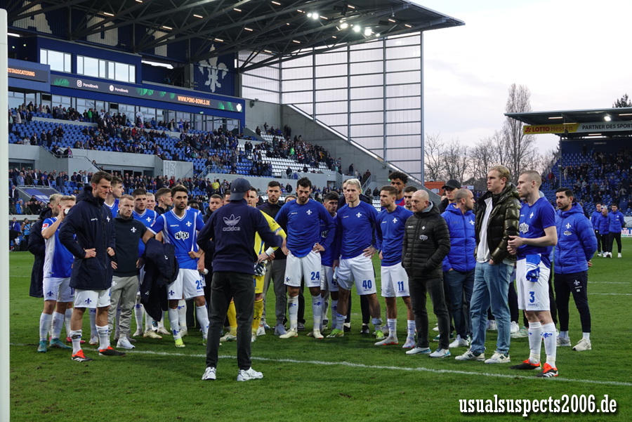 Ultra der Lilien mit Ansprache an die Mannschaft nach dem Heimspiel gegen Augsburg.