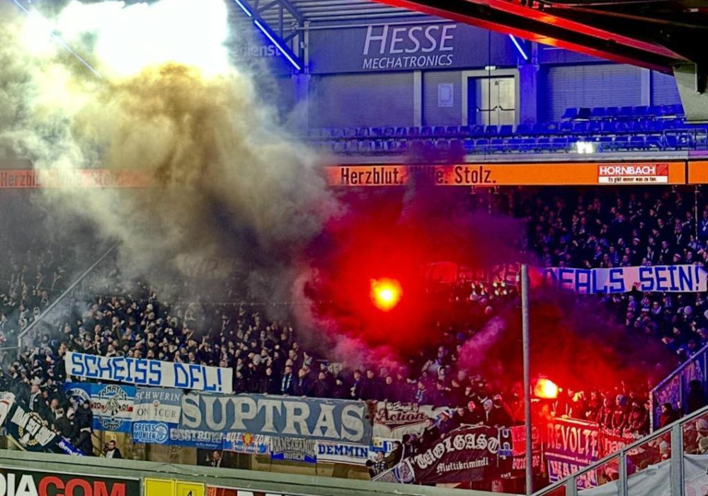 FC Hansa-Fans sorgten in Paderborn für Spielunterbrechungen und Sachbeschädigungen. Außerdem kam es zu Auseinandersetzungen mit der Polizei.