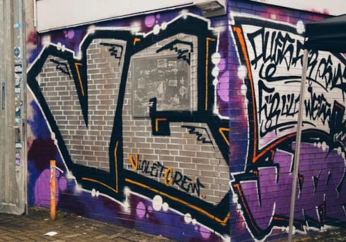Graffiti mit "VC"-Schriftzug. Die Abkürzung der Violet Crew.