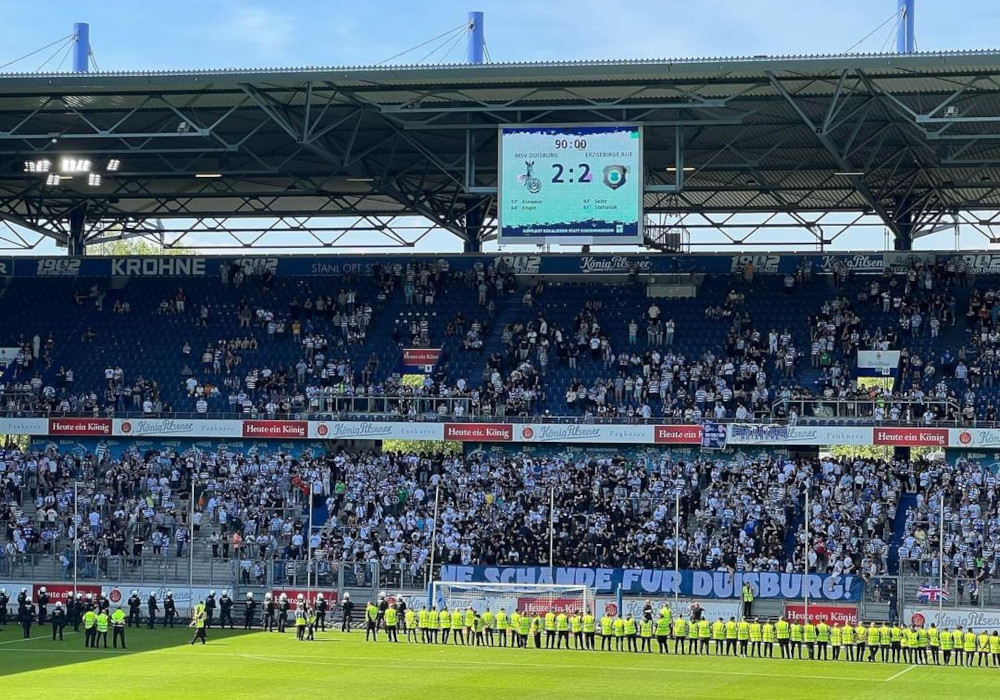 MSV Duisburg-Fans betraten den Innenraum.