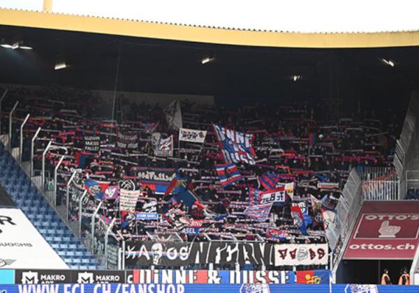 Die Fanszene des FC Basel beim letzten Gastspiel in Luzern.