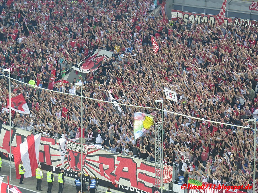 Fortuna-Fans beim Singen hinter der Zaunfahne der Ultras Düsseldorf.