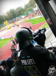 Polizist filmt in Richtung der Dynamo-Fans in Bayreuth.