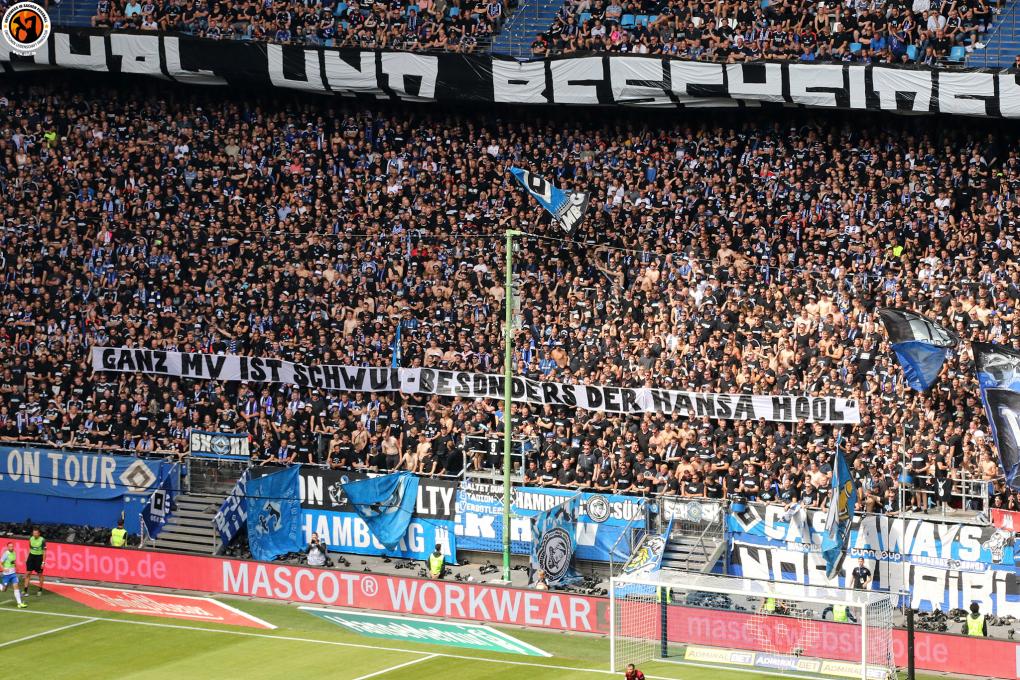 Homefeindliches Plakat im linken Bereich der Nordtribüne Hamburg beim Heimspiel gegen Hansa Rostock.