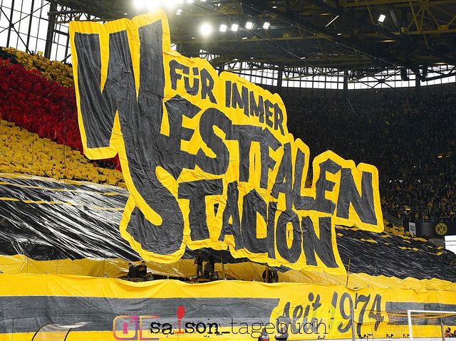 "Für immer Westfalenstadion seit 1974"-Choreografie auf der Südtribüne Dortmund.