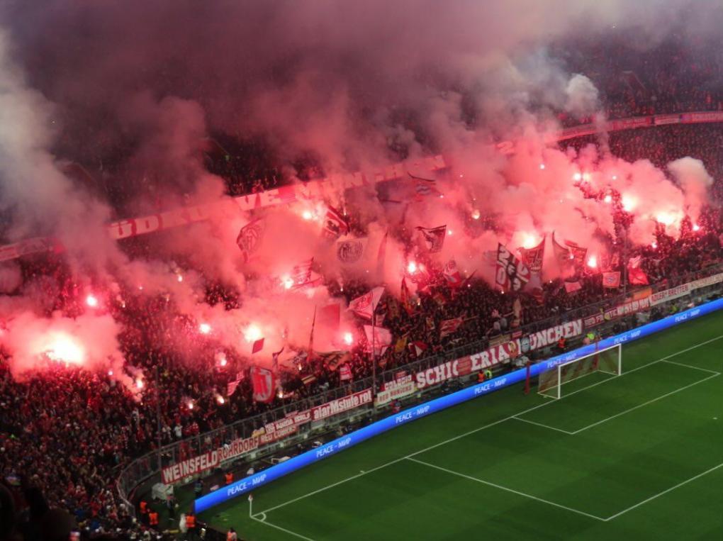 Pyroshow in der Südkurve München beim Champions League-Heimspiel gegen den Arsenal FC.
