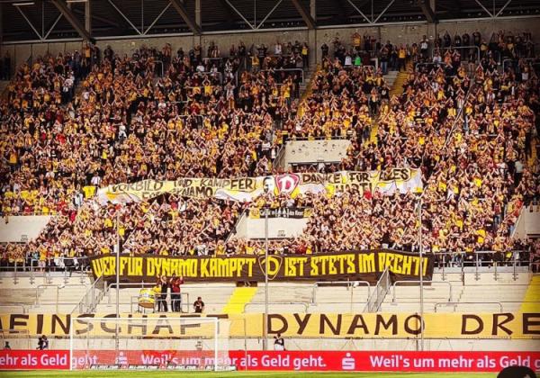 Dynamo Dresden-Fans im zum größten Teil gefüllten K-Block.