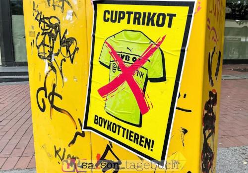 Aufkleber mit "Cuptrikot boykottieren"-Schriftzug sowie einem durchgestrichenen BVB-Trikot.