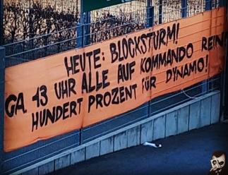 Heute: Blocksturm! Ca. 13 Uhr alle auf Kommando rein - Hundert Prozent für Dynamo!“-Spruchband am Rudolf-Harbig-Stadion 