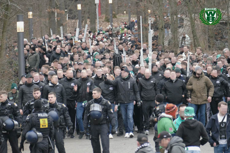 Ultras von Werder Bremen unter Begleitung der Polizei im Waldstadion in Frankfurt.
