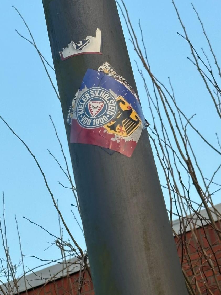 Aufkleber mit Holstein Kiel-Wappen und dem Bundesadler.