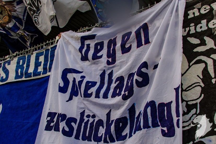 Blau-Weiße "Gegen Spieltagszerstückelung"-Fahne der TSV 1860-Ultras.