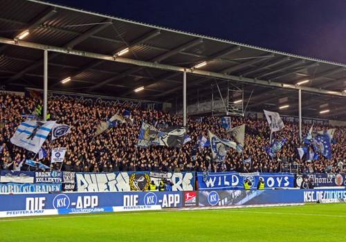 KSC-Fans mit Fahnen und Gesängen in Zeiten vor der Pandemie.