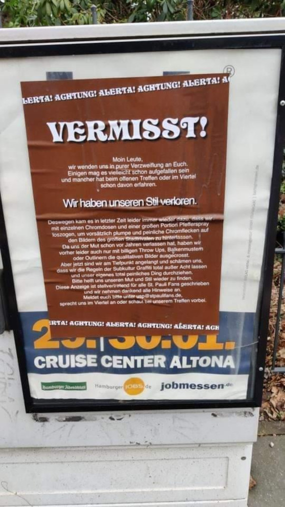 Das von HSV-Fans gefakte Plakat an einem Stromkasten in Hamburg.