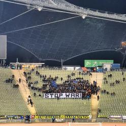 FCS-Fans im Gästeblock des Olympiastadions mit einer "STOP WAR"-Botschaft.