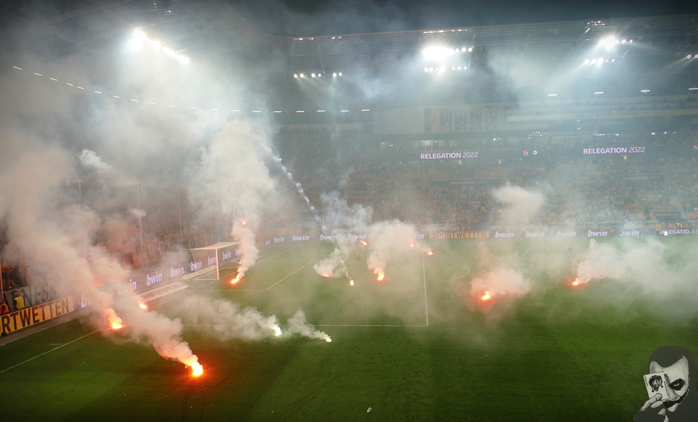 Auf das Spielfeld geworfene Pyrotechnik sorgte am Ende der Relegation für eine Spielunterbrechung.