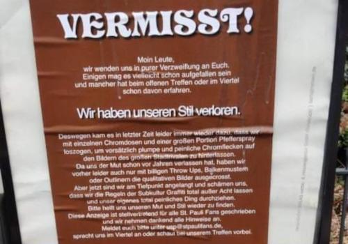 Das von HSV-Fans gefakte Plakat an einem Stromkasten in Hamburg.