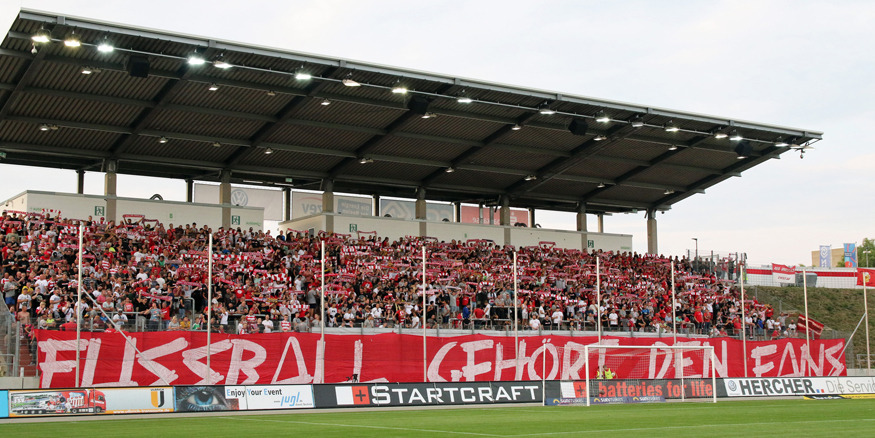 "Fußball gehört den Fans"-Banner in Zwickau.
