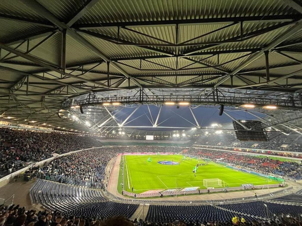 Stadion Becherhalter zum Umhängen, FCA, AEV, Hannover 96, Sport