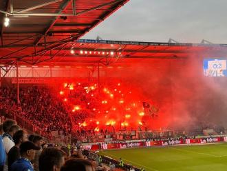 Pyroshow der Hannover 96-Fans zu Beginn der 2. Halbzeit.