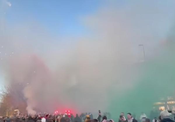 Hannover 96-Fans zünden Bengalische Fackeln, Rauch und Feuerwerk, als der Teambus ans Stadion kommt.