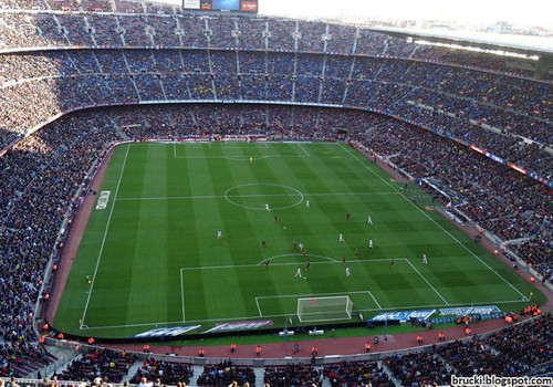 Blick ins vollbesetzte Camp Nou in Barcelona.